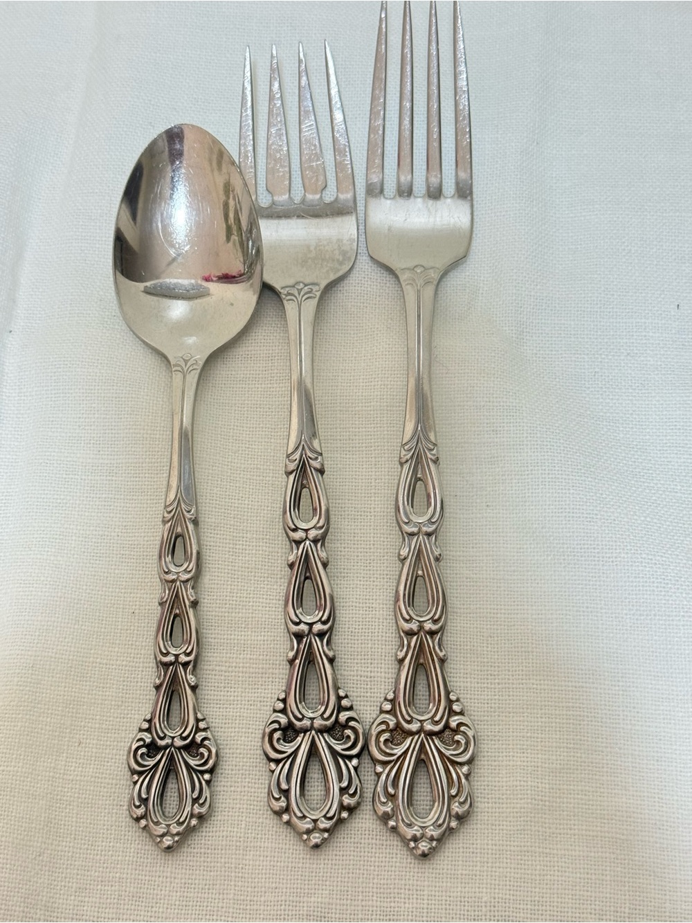 Oneida Silver Ornate Serving 1 Spoon‎ and 2 Forks Set